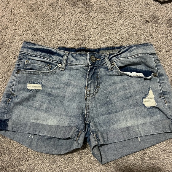 Light wash Aeropostale midi shorts - Picture 2 of 7